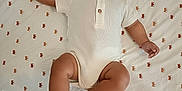 Charles a rejoint le concours — aidez-le/la à gagner de superbes lots ! baby, infant, white_onesie, lying_down, patterned_sheet, fox_pattern, curious_expression, wide_eyes, arm_outstretched, barefoot, indoors, child, cute, young, skin, head, face, legs, hands, person