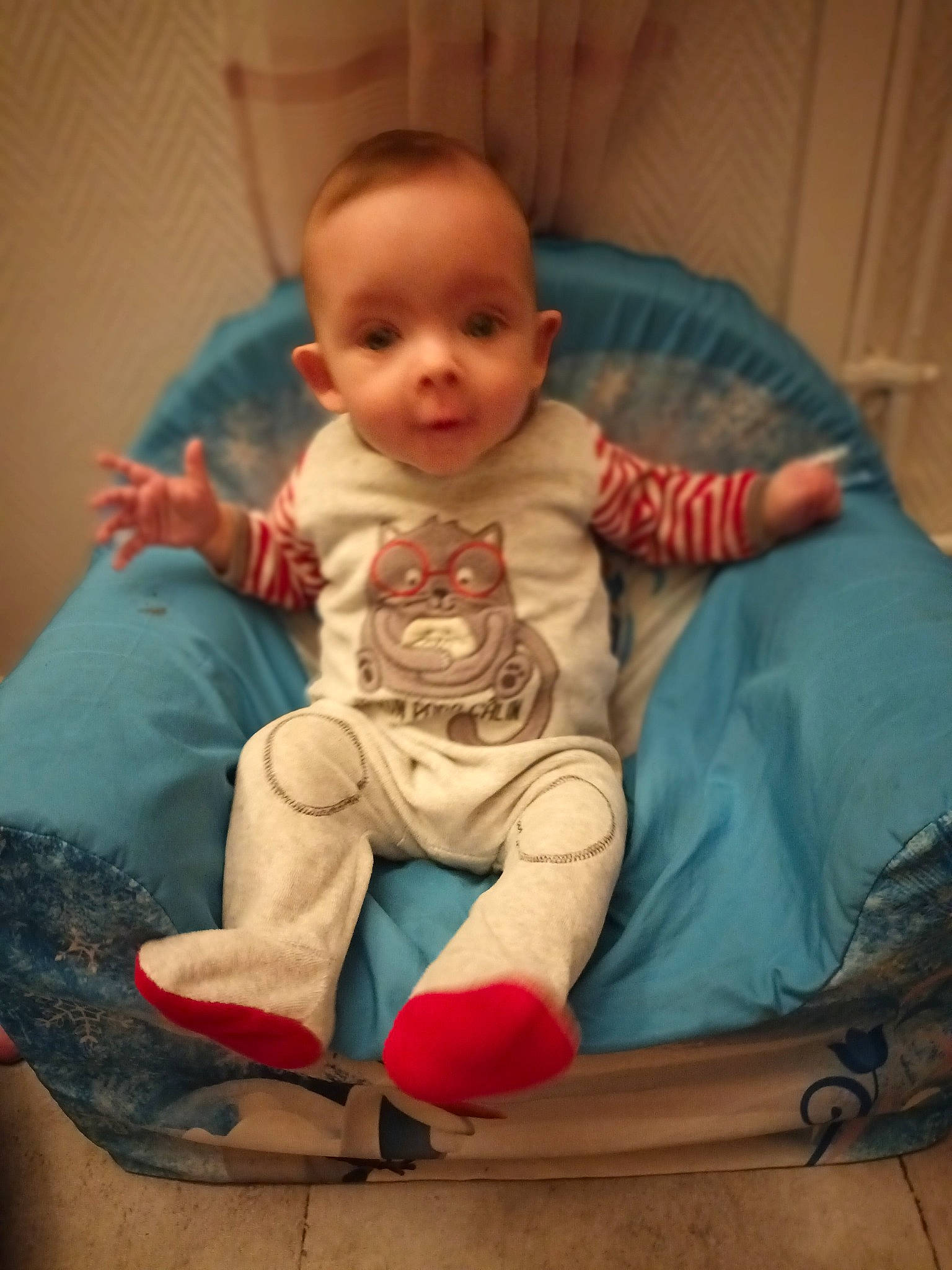 Mylan participe au concours pour gagner de l'argent avec cette photo : baby, baby_toddler_clothing, chair, cheek, child, comfort, finger, foot, fun, happy, human_leg, knee, lap, person, play, sitting, sock, surprise, thigh, thumb