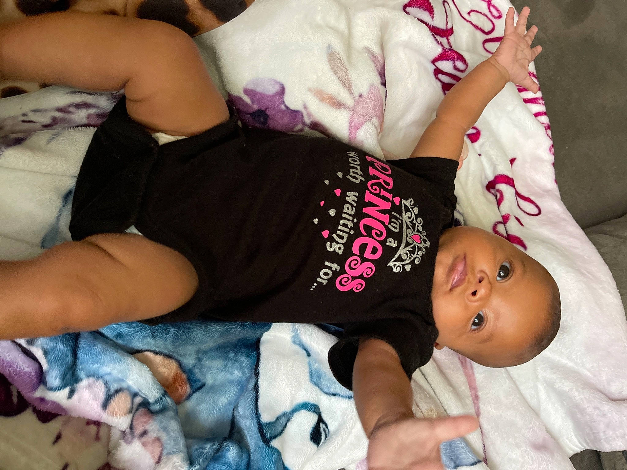 Elighanna is registered to the contest to win money with this photo: abdomen, arm, black_hair, chest, child, comfort, elbow, hand, happy, human_body, human_leg, joint, knee, mouth, nail, pattern, person, room, t_shirt, thigh