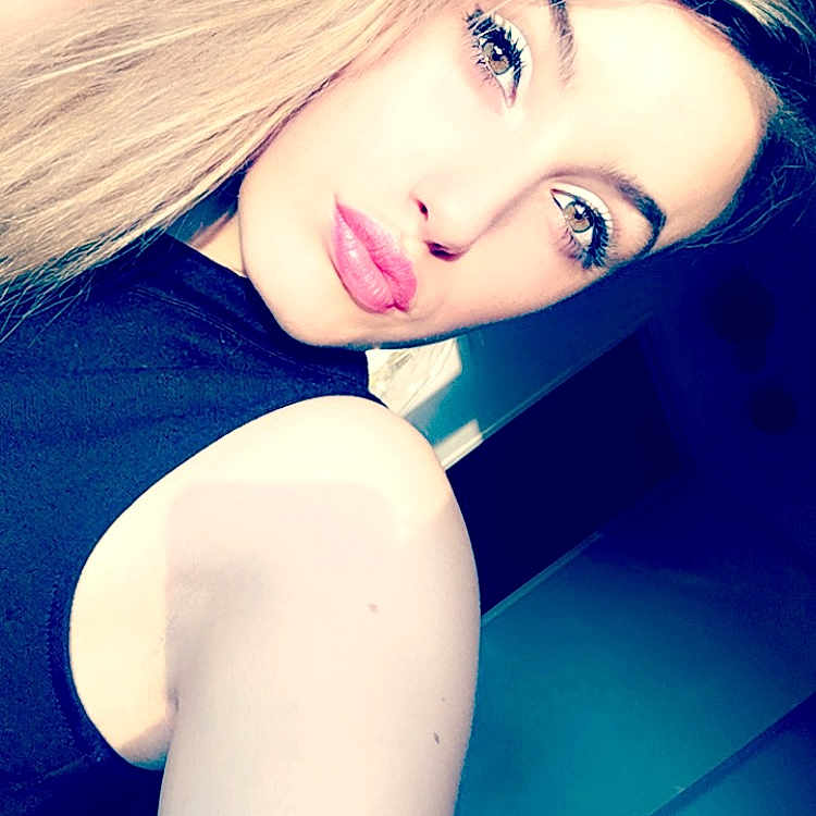 Clémence a rejoint le concours — aidez-le/la à gagner de superbes lots ! beauty, black_hair, blue, brown_hair, cheek, chin, eye, eyelash, girl, human_hair_color, lady, lip, long_hair, model, photo_shoot, selfie, skin, smile