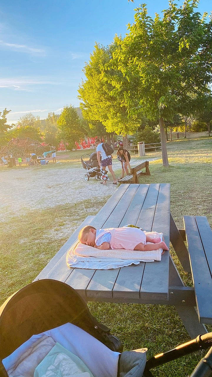 Meriem a rejoint le concours — aidez-le/la à gagner de superbes lots ! bank, fun, furniture, leisure, morning, outdoor_furniture, park, person, picnic, picnic_table, recreation, river, sitting, summer, sunlight, sunlounger, table, tints_and_shades, tree, vacation