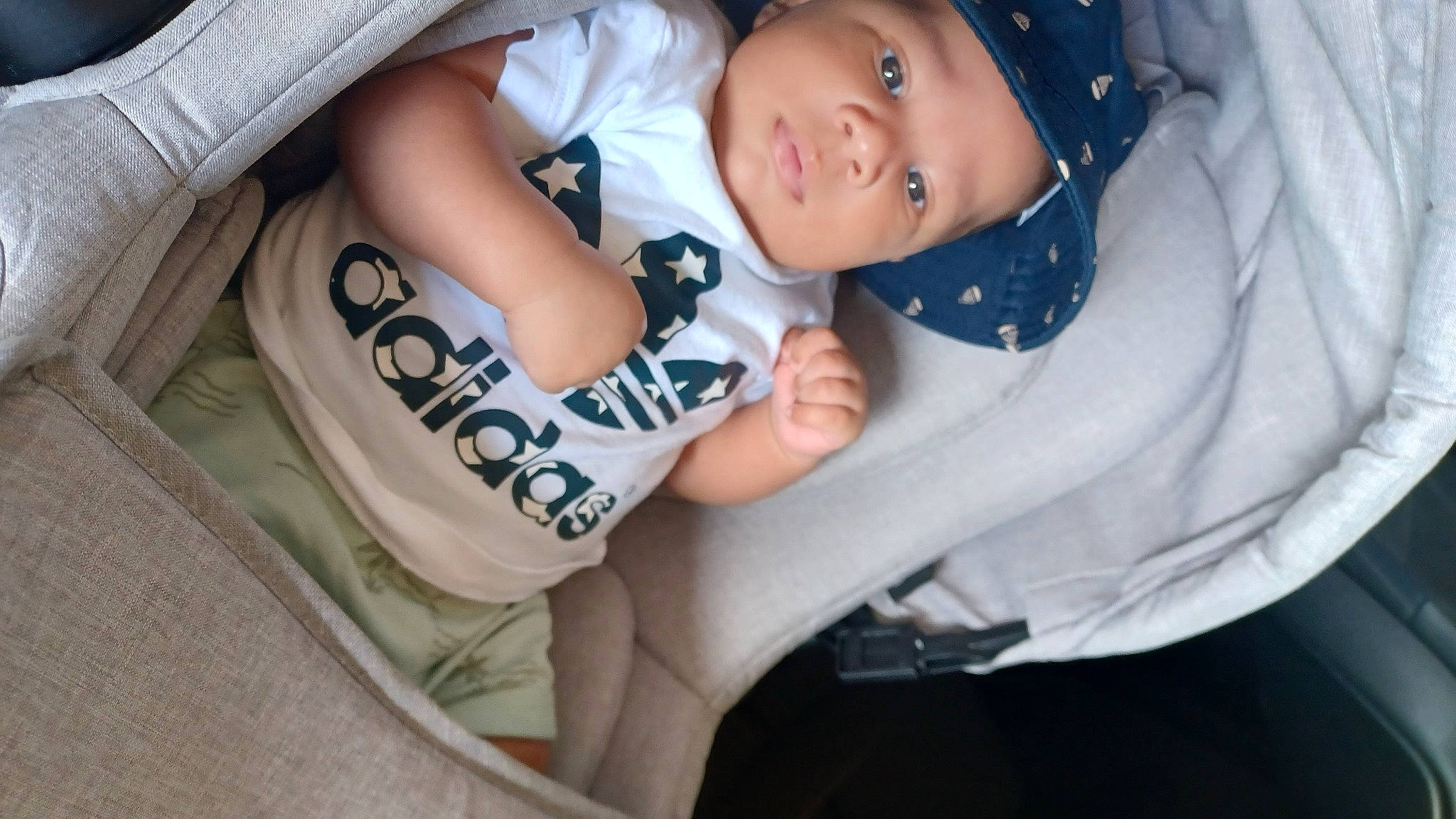 Isaac a rejoint le concours — aidez-le/la à gagner de superbes lots ! baby, baby_products, baby_toddler_clothing, cheek, child, comfort, elbow, eye, gesture, happy, headwear, human, linens, person, product, sitting, skin, sleeve, textile, thumb