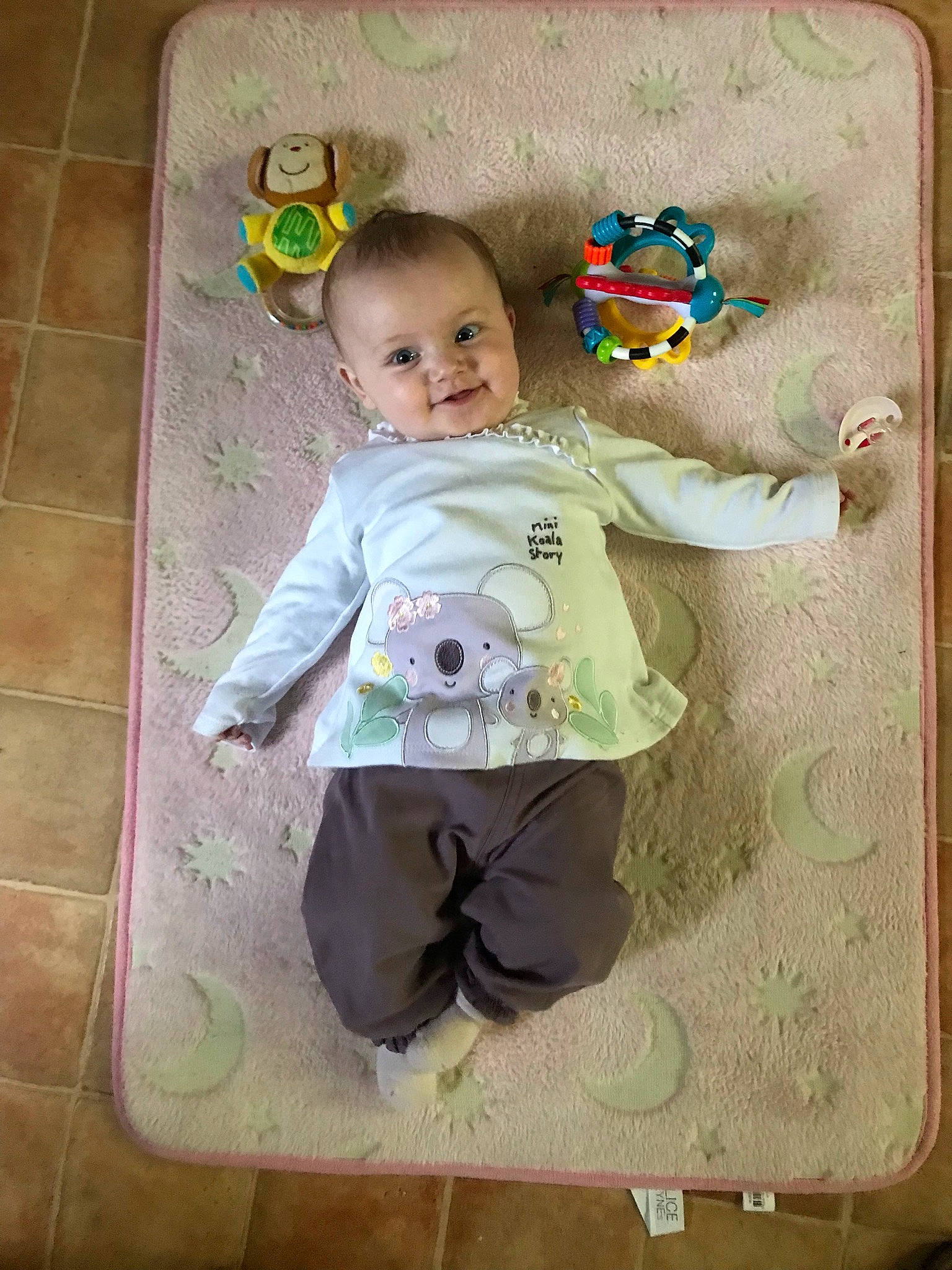 Arya a rejoint le concours — aidez-le/la à gagner de superbes lots ! baby, baby_products, baby_toddler_clothing, baby_toys, cheek, child, flooring, happy, head, joy, pattern, person, pink, play, room, sitting, sleeve, smile, t_shirt, textile