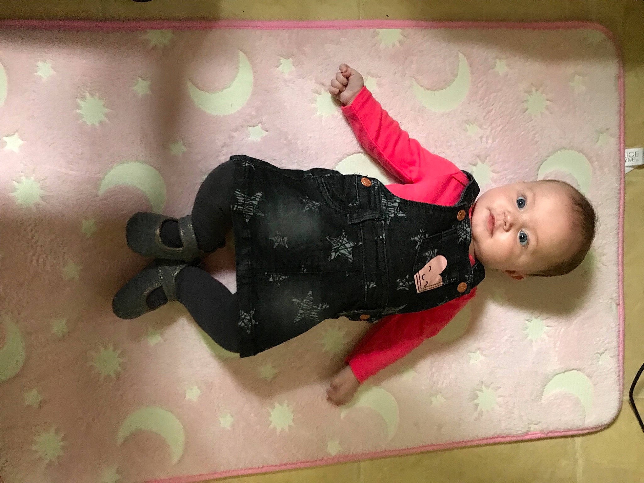 Arya participe au concours pour gagner de l'argent avec cette photo : baby, baby_toddler_clothing, ceiling, child, comfort, flooring, fun, human_leg, knee, leg, person, room, sock, thigh, toddler, visual_arts