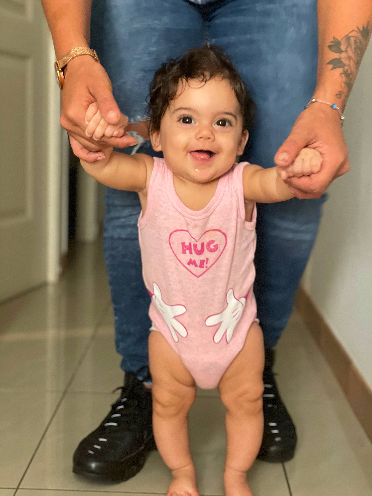 Adriana a rejoint le concours — aidez-le/la à gagner de superbes lots ! arm, cheek, eye, face, finger, gesture, hand, happy, head, human_body, joint, joy, leg, lip, mouth, neck, person, skin, sleeve, smile