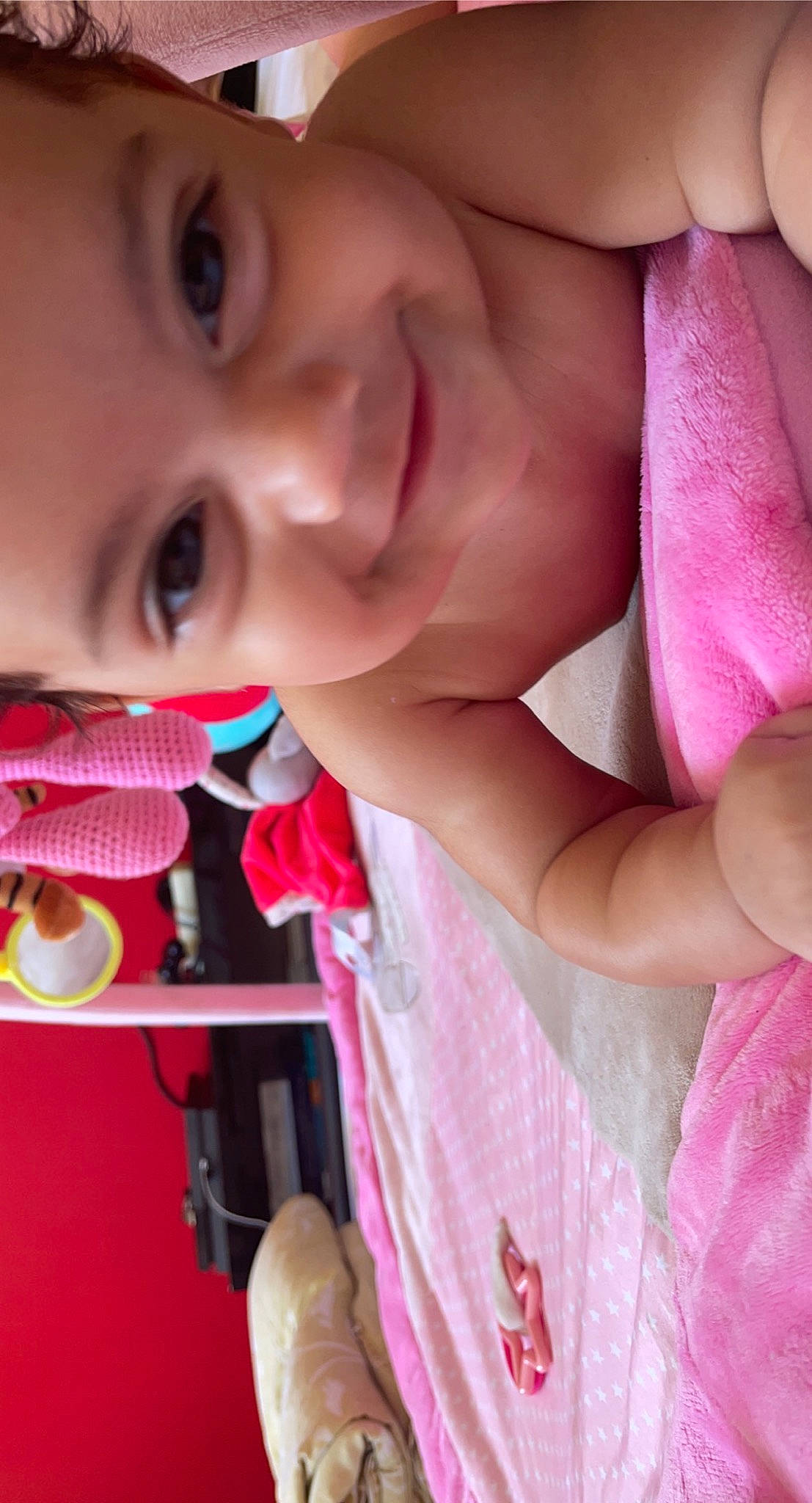 Adriana a rejoint le concours — aidez-le/la à gagner de superbes lots ! baby_toddler_clothing, cheek, chin, ear, eye, eyebrow, eyelash, facial_expression, food, gesture, happy, head, headwear, iris, joy, lip, mouth, neck, nose, person