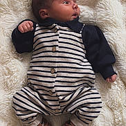 Noé a rejoint le concours — aidez-le/la à gagner de superbes lots ! baby, blanket, brown_booties, clothing, comfortable, curious, cute, face, fluffy, head, indoors, infant, lying_down, newborn, portrait, sleepwear, small_hands, soft_texture, striped_onesie, warm