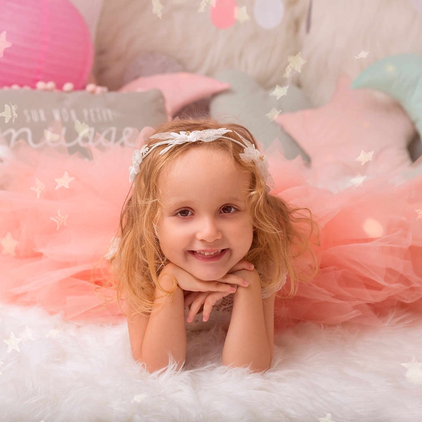 Lola participe au concours pour gagner de l'argent avec cette photo : beauty, cheek, child, fun, girl, hair_accessory, happiness, human_hair_color, infant, iris, joy, person, petal, photograph, pink, skin, smile, toddler