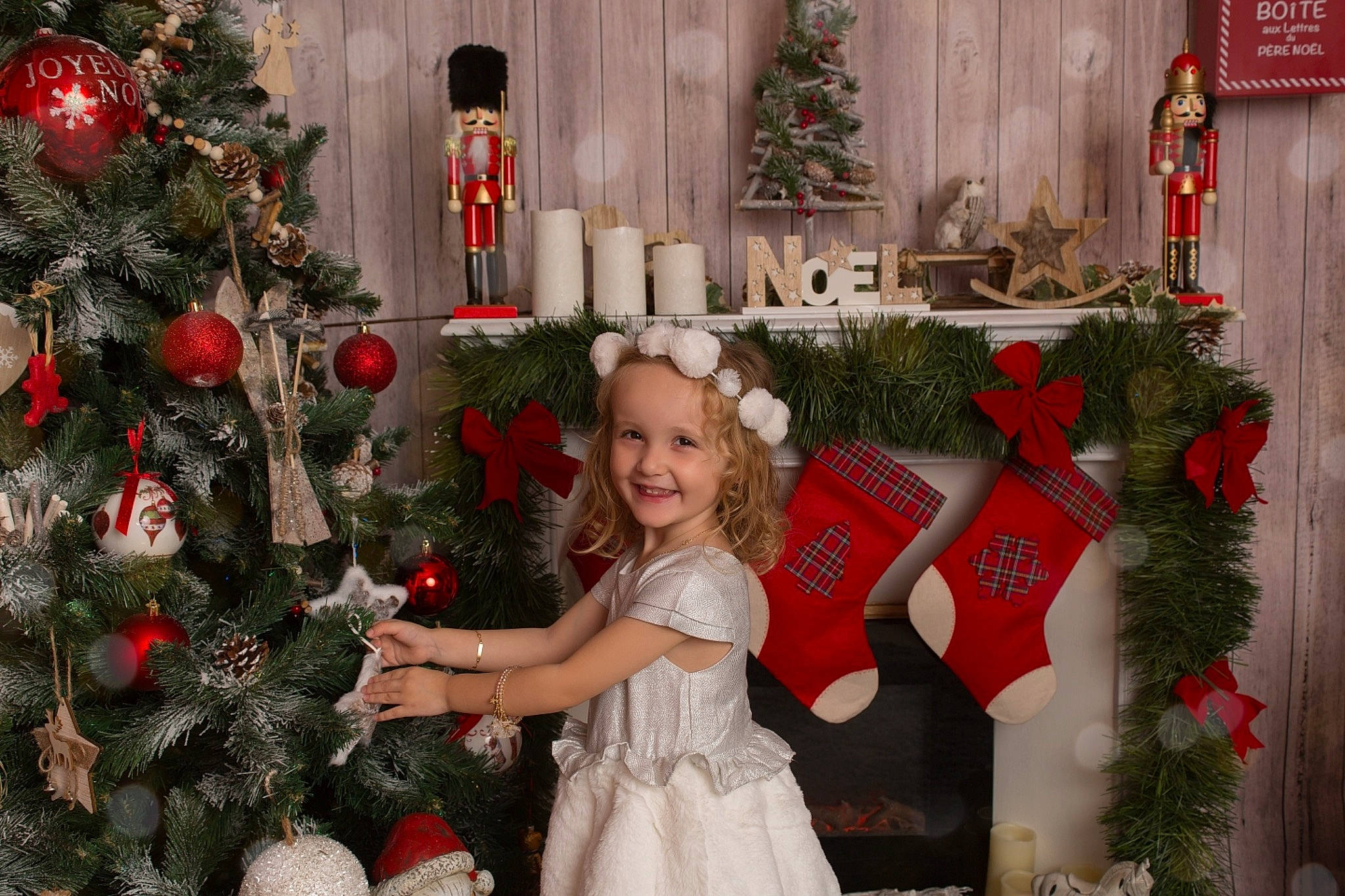 Lola participe au concours pour gagner de l'argent avec cette photo : ceremony, christmas, christmas_decoration, christmas_ornament, christmas_tree, decor, event, flower, girl, holiday, home, joy, person, plant, tradition, tree