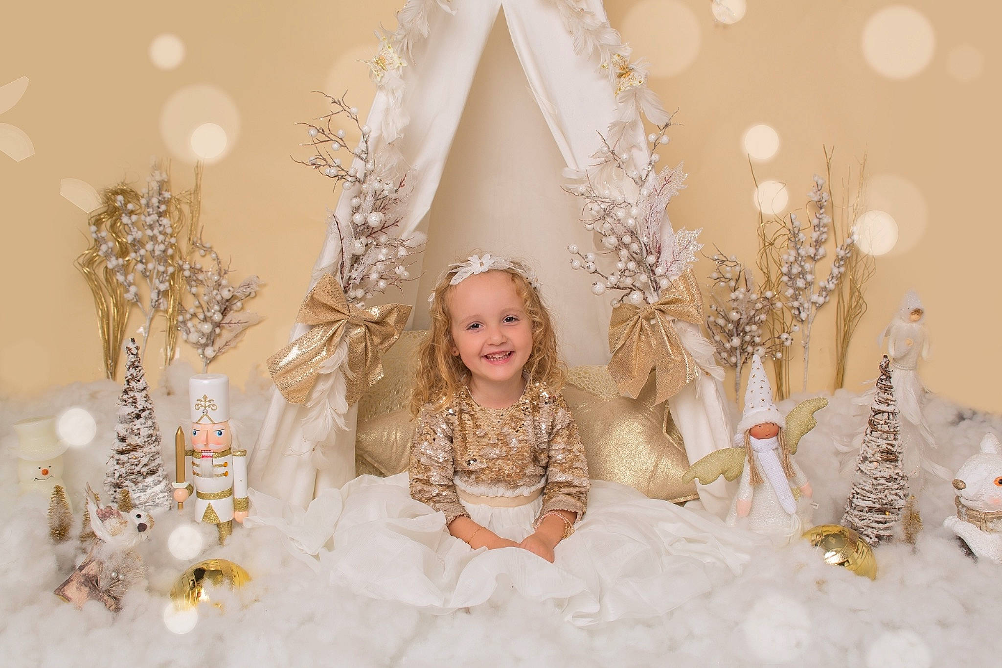 Lola participe au concours pour gagner de l'argent avec cette photo : bride, ceremony, christmas, christmas_decoration, christmas_ornament, decor, girl, gown, hair_accessory, happiness, headpiece, jewellery, joy, person, photograph, wedding_ceremony_supply