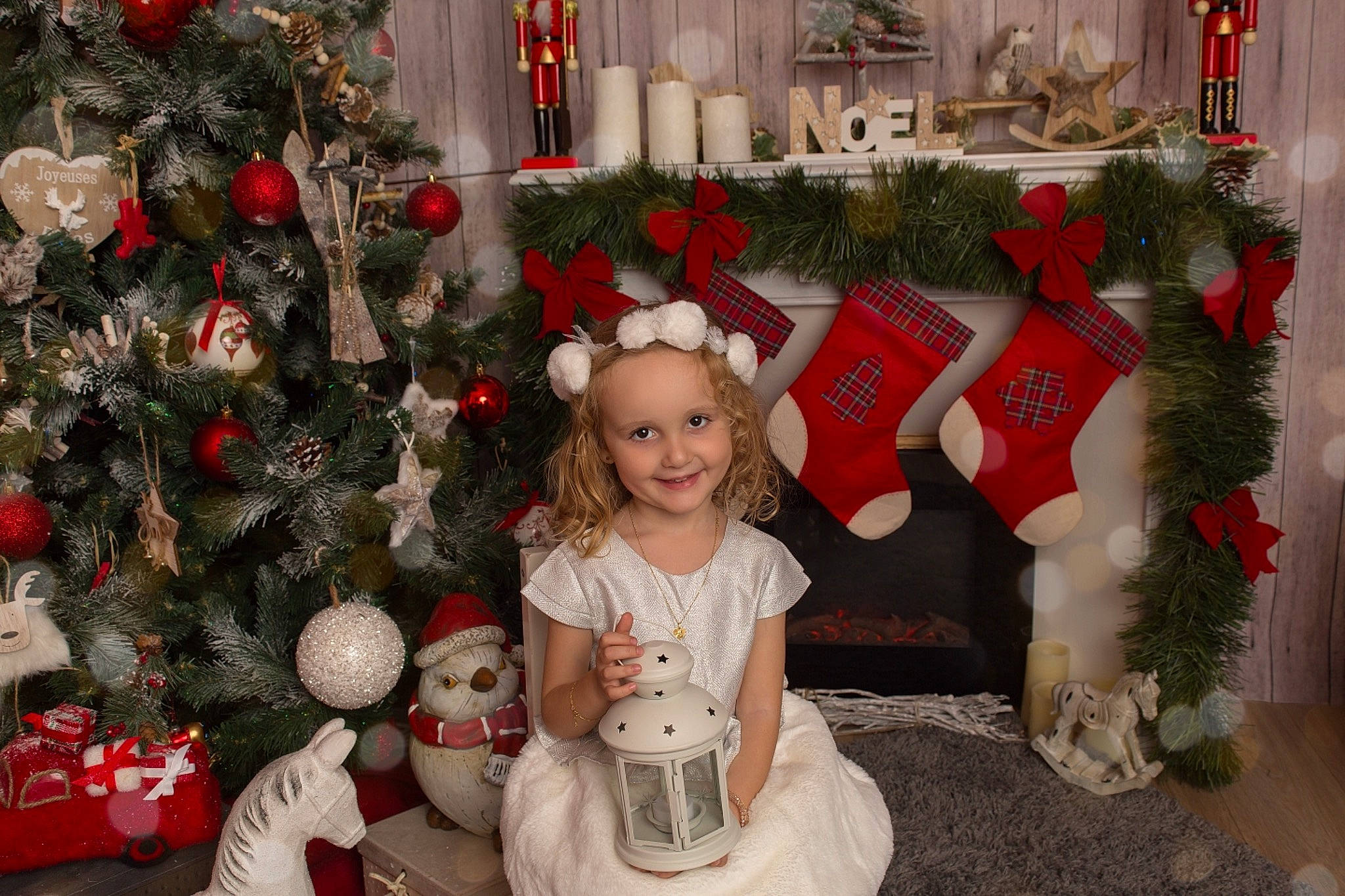 Lola participe au concours pour gagner de l'argent avec cette photo : christmas, christmas_decoration, christmas_ornament, christmas_tree, decor, event, holiday, joy, person, tree