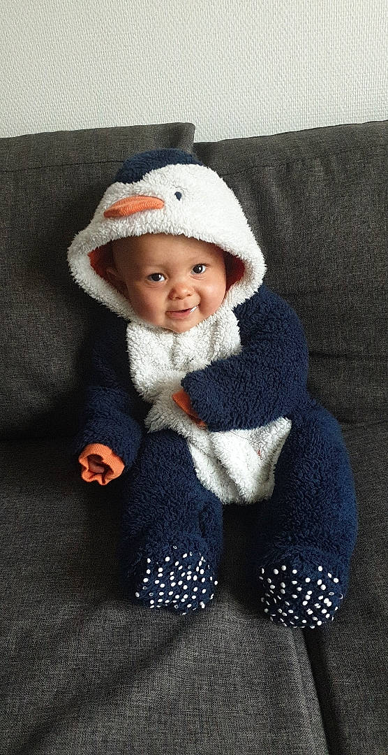 Fabio participe au concours pour gagner de l'argent avec cette photo : baby_toddler_clothing, cap, cheek, child, craft, creative_arts, eye, face, grey, head, headgear, headwear, human_body, knit_cap, outerwear, person, sleeve, smile, textile, toddler