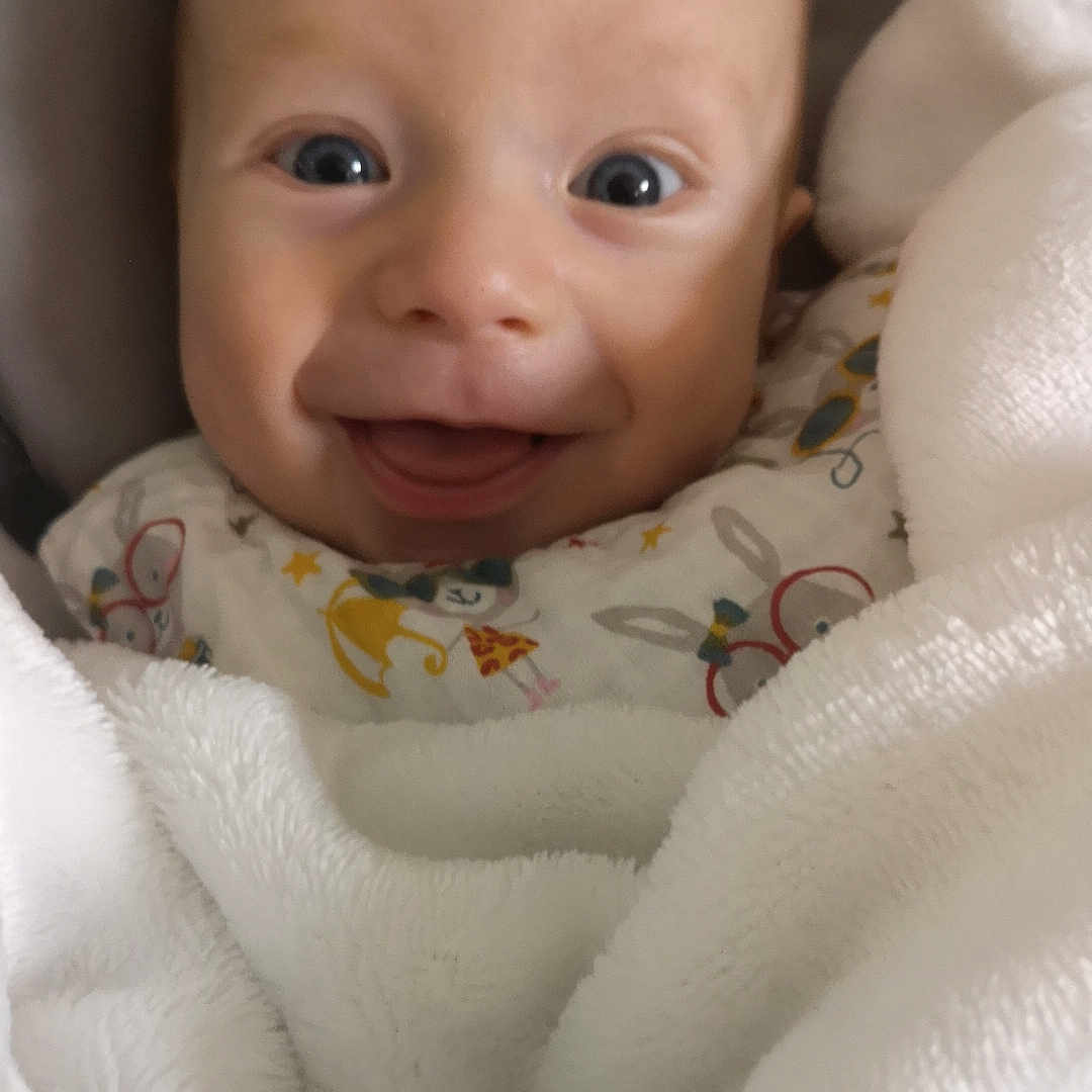 Martin participe au concours pour gagner de l'argent avec cette photo : baby, bed, blanket, bodypart, cushion, face, finger, hand, happy, head, homedecor, linen, mouth, newborn, person, photography, portrait, quilt, smile, towel