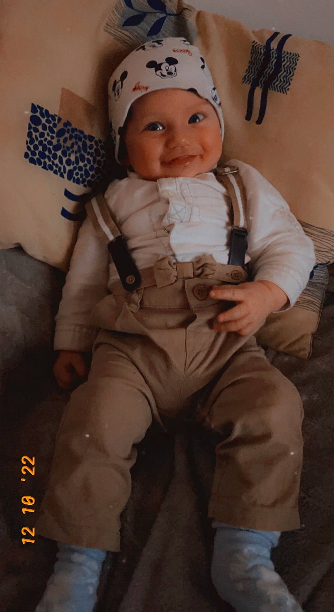 Tony a rejoint le concours — aidez-le/la à gagner de superbes lots ! baby, baby_products, baby_toddler_clothing, beard, cap, cheek, child, eye, fictional_character, head, headgear, headwear, human_body, joy, knee, person, personal_protective_equipment, sitting, skin, sleeve