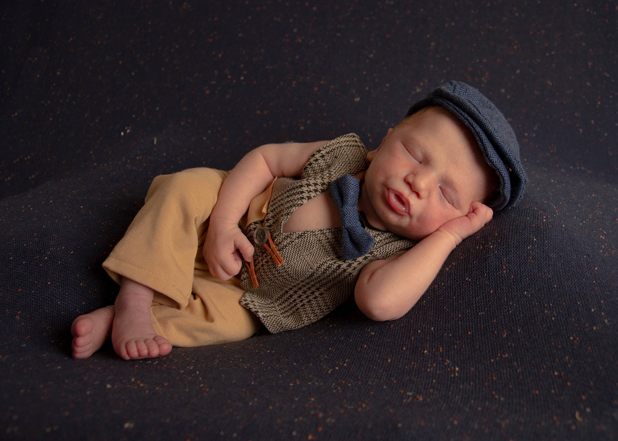 Tony a rejoint le concours — aidez-le/la à gagner de superbes lots ! baby, child, chin, comfort, darkness, facial_expression, finger, flash_photography, floor, flooring, fun, grass, headwear, human_body, human_leg, nose, person, sitting, skin, tints_and_shades