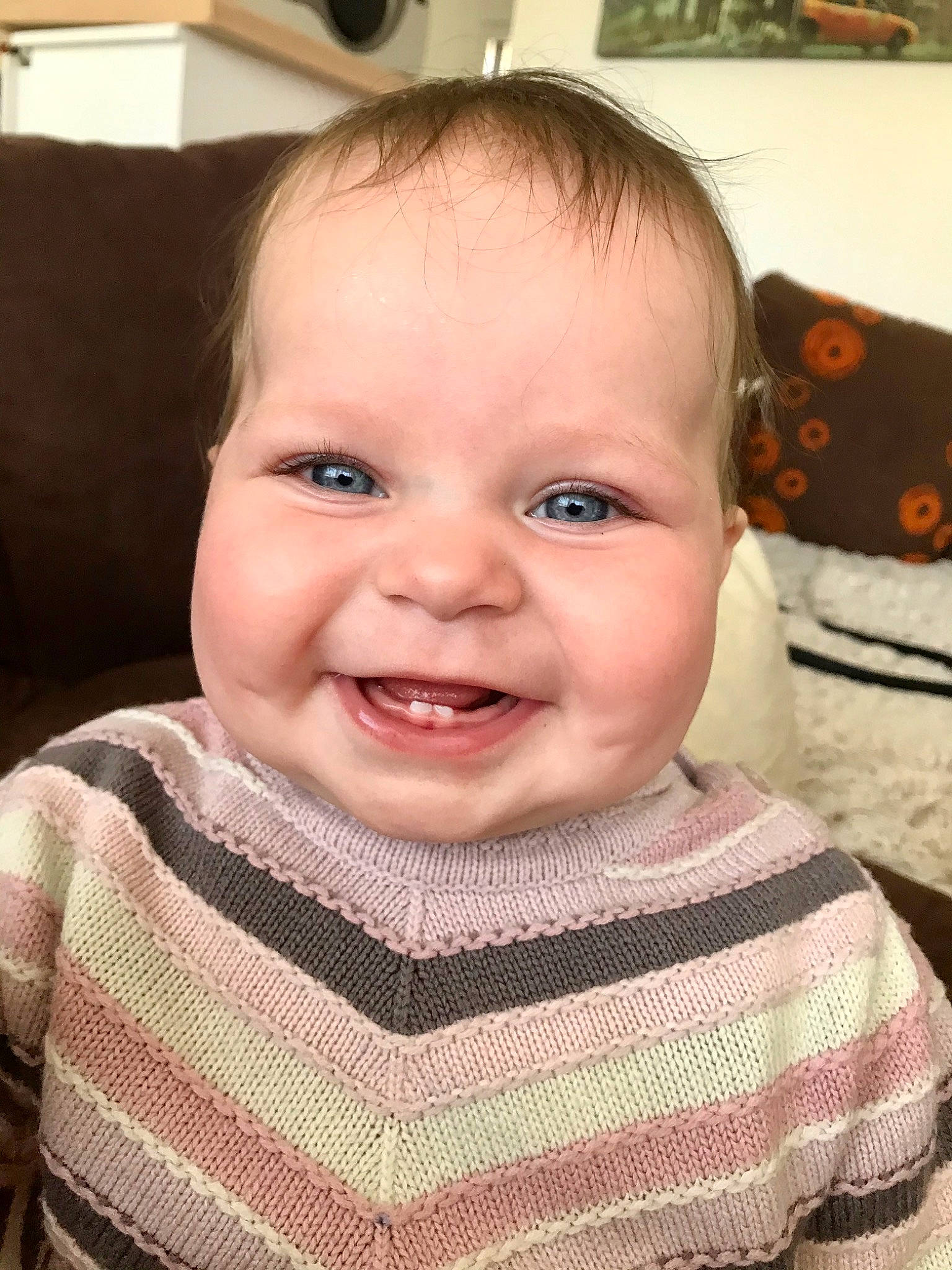 Willow a rejoint le concours — aidez-le/la à gagner de superbes lots ! baby, baby_toddler_clothing, cheek, chin, clothing, collar, eyelash, forehead, happy, iris, joy, lip, mouth, nose, outerwear, person, picture_frame, skin, sleeve, smile