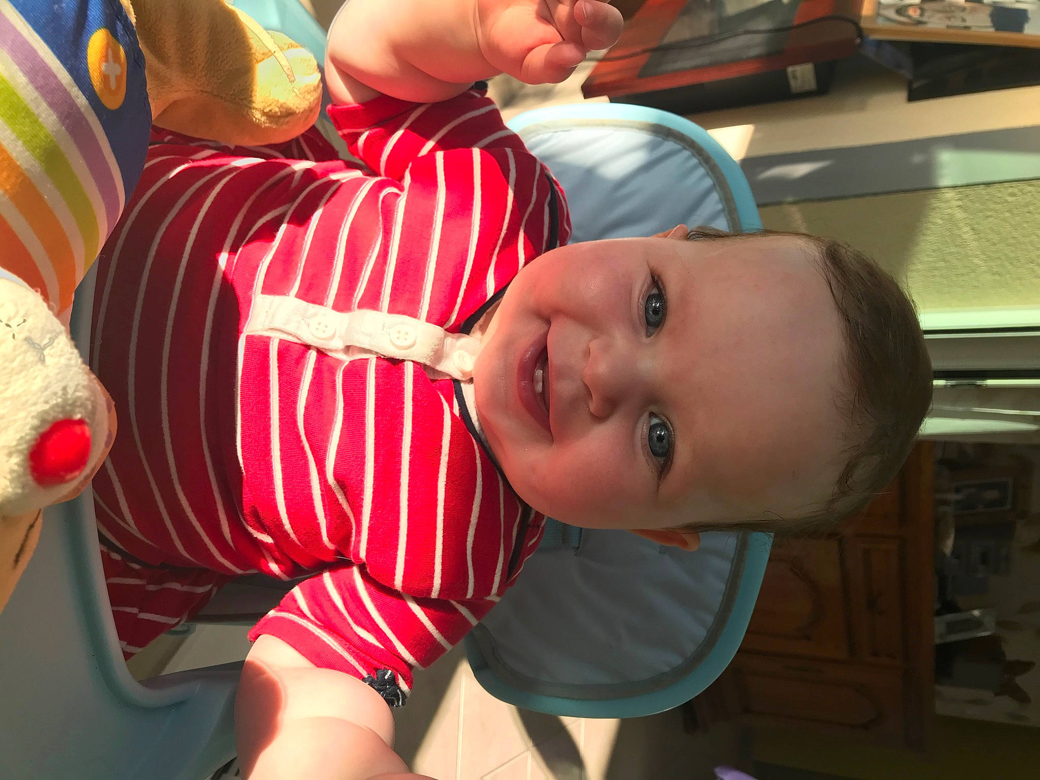 Willow a rejoint le concours — aidez-le/la à gagner de superbes lots ! baby, baby_products, baby_toddler_clothing, chest, child, fun, happy, human_leg, joy, leisure, nose, party, person, recreation, room, sitting, smile, t_shirt, thigh, toddler