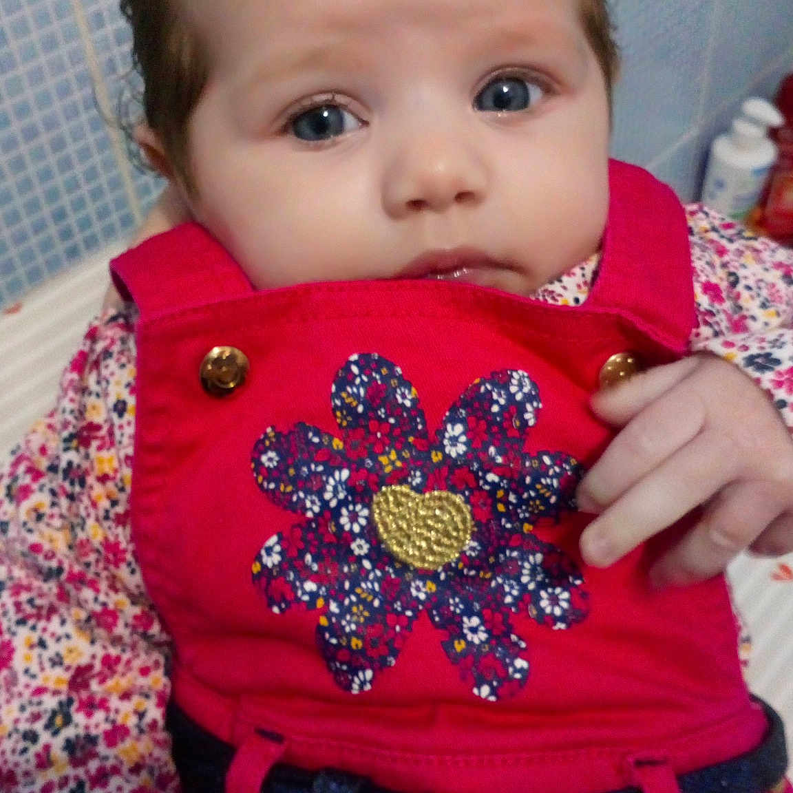 Lyne a rejoint le concours — aidez-le/la à gagner de superbes lots ! cheek, child, girl, infant, iris, lip, person, pink, product, red, skin, smile, textile, toddler