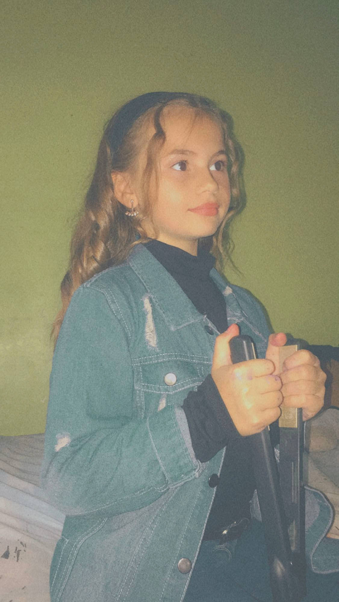 Maeva a rejoint le concours — aidez-le/la à gagner de superbes lots ! long_hair, person