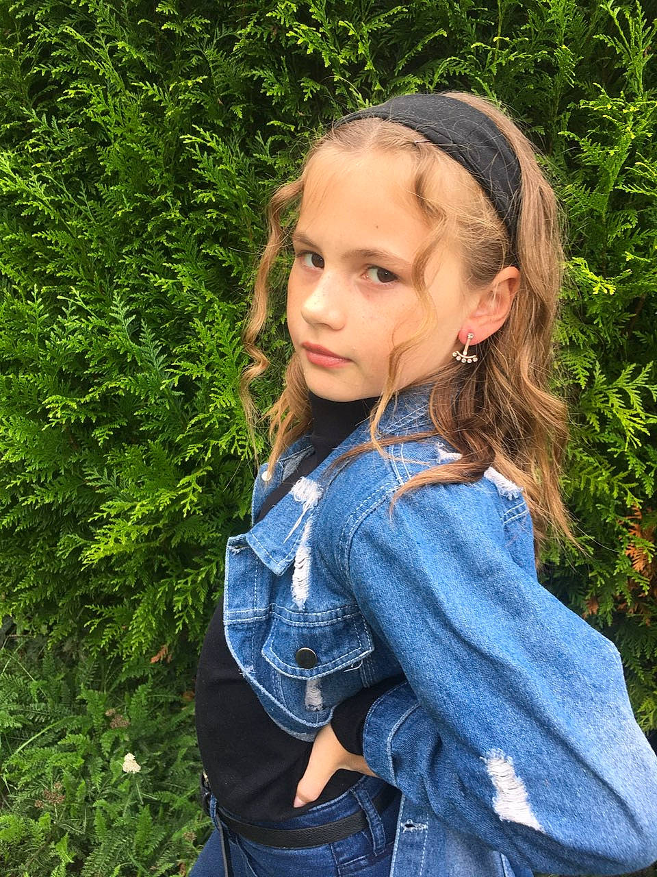 Maeva participe au concours pour gagner de l'argent avec cette photo : beauty, blond, blue, brown_hair, child_model, denim, electric_blue, grass, hair, hairstyle, jacket, jeans, long_hair, person, photography, style, textile