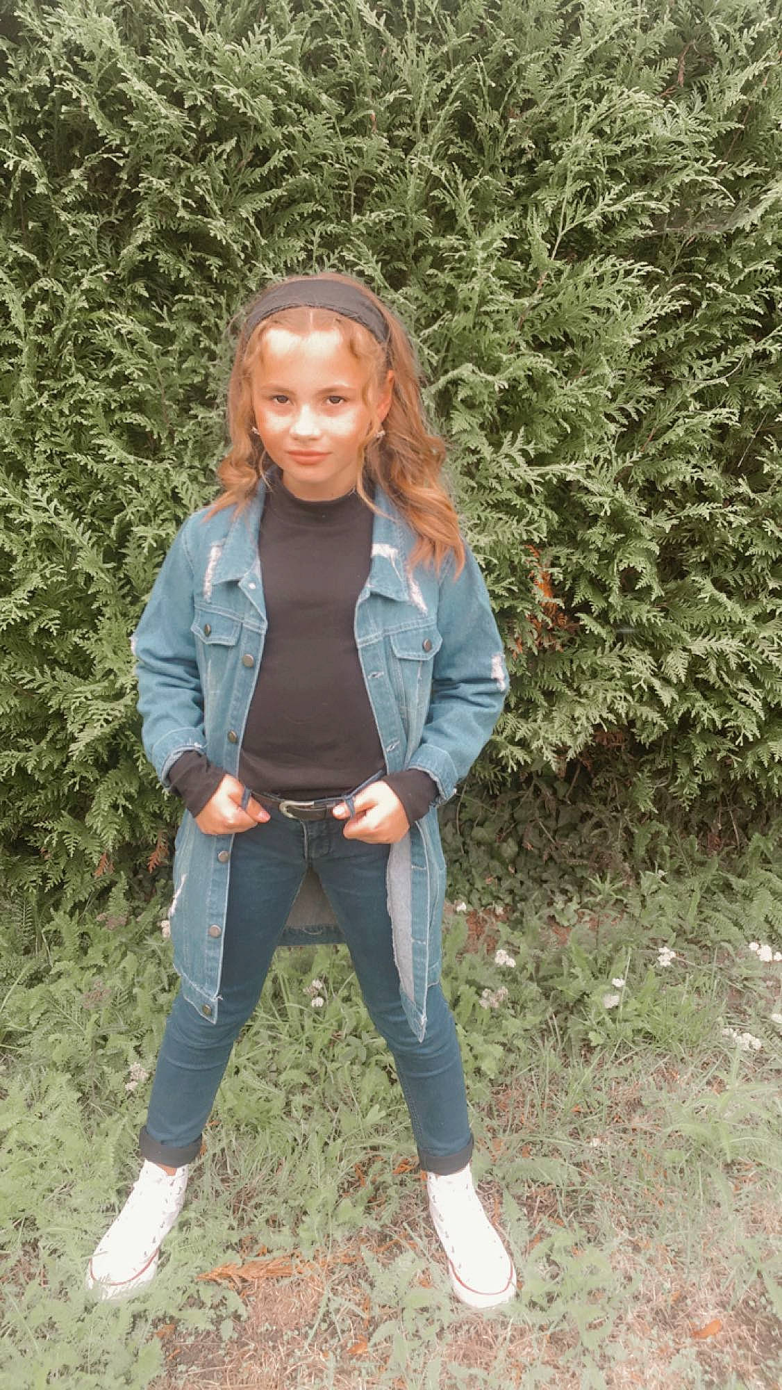 Maeva a rejoint le concours — aidez-le/la à gagner de superbes lots ! child_model, denim, footwear, jacket, jeans, joy, outerwear, person, photography, shoe, sitting, smile, standing, tree, trousers