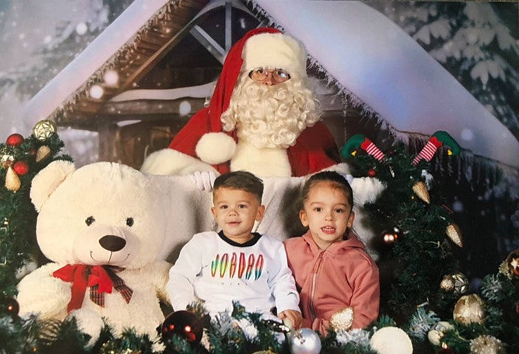 Ilyana participe au concours pour gagner de l'argent avec cette photo : beard, christmas, christmas_decoration, christmas_eve, christmas_ornament, christmas_tree, event, facial_expression, happy, head, holiday, lighting, ornament, person, photograph, santa_claus, smile, toddler, toy, white