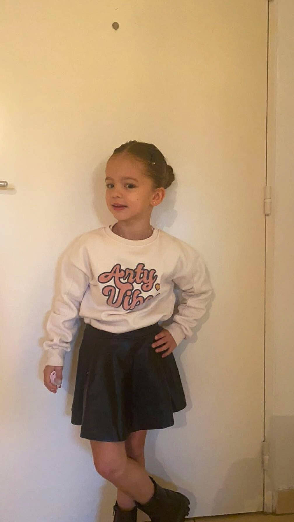 Ilyana a rejoint le concours — aidez-le/la à gagner de superbes lots ! abdomen, baby_toddler_clothing, day_dress, event, fashion_design, formal_wear, happy, human_leg, knee, neck, pattern, person, sleeve, smile, sock, t_shirt, thigh, toddler, trunk, uniform