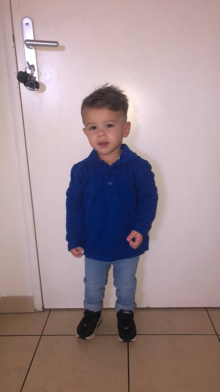 Kaïs a rejoint le concours — aidez-le/la à gagner de superbes lots ! child, denim, door, elbow, electric_blue, flooring, fun, home_door, human_leg, joint, knee, lamp, light_fixture, pattern, person, shoulder, sleeve, t_shirt, toddler, waist