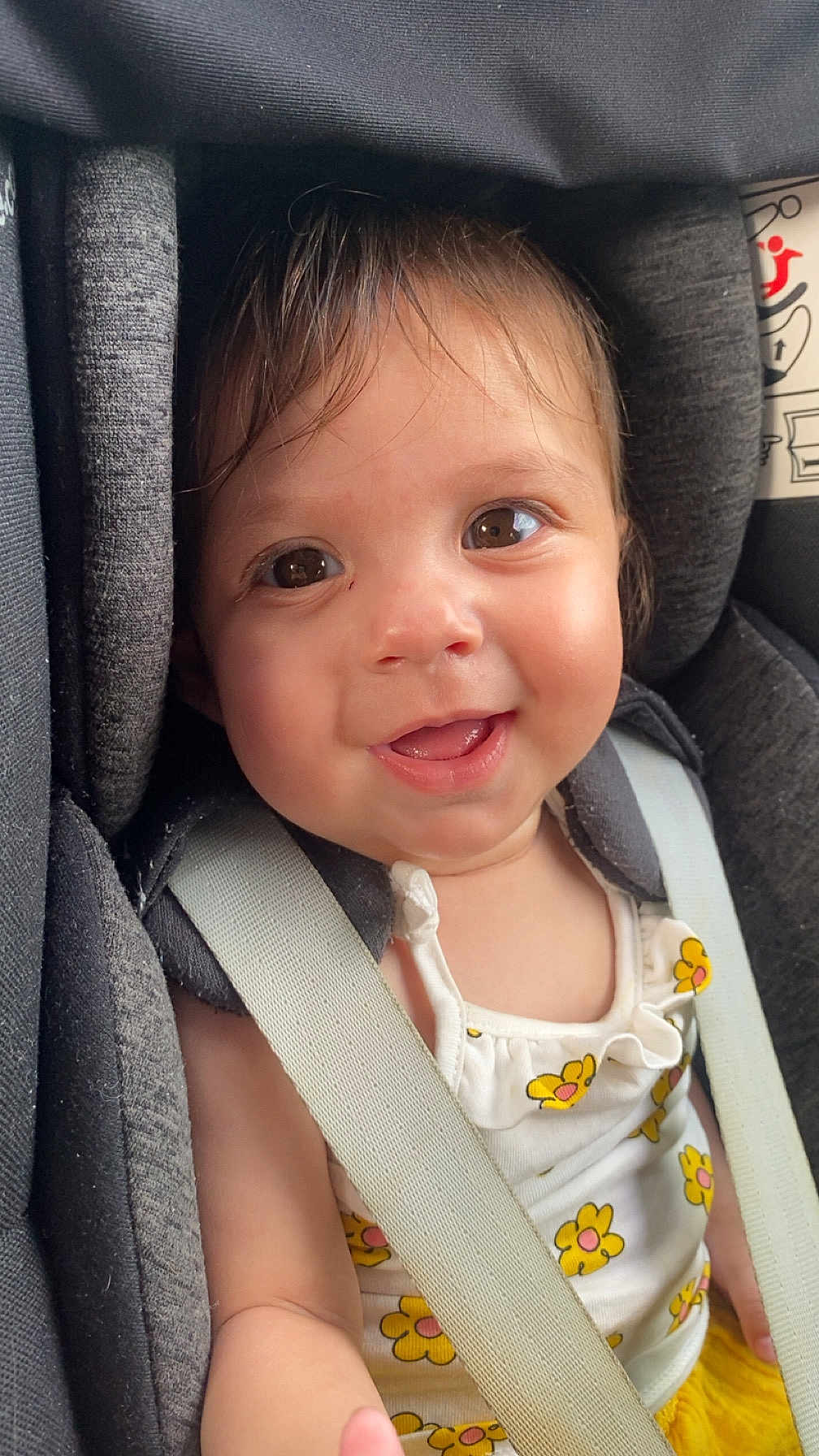 Sophia a rejoint le concours — aidez-le/la à gagner de superbes lots ! baby, child, smiling, car_seat, seatbelt, clothing, yellow, white, flower_pattern, face, portrait, infant, cute, happy, safety, straps, skin, head, eyes, mouth