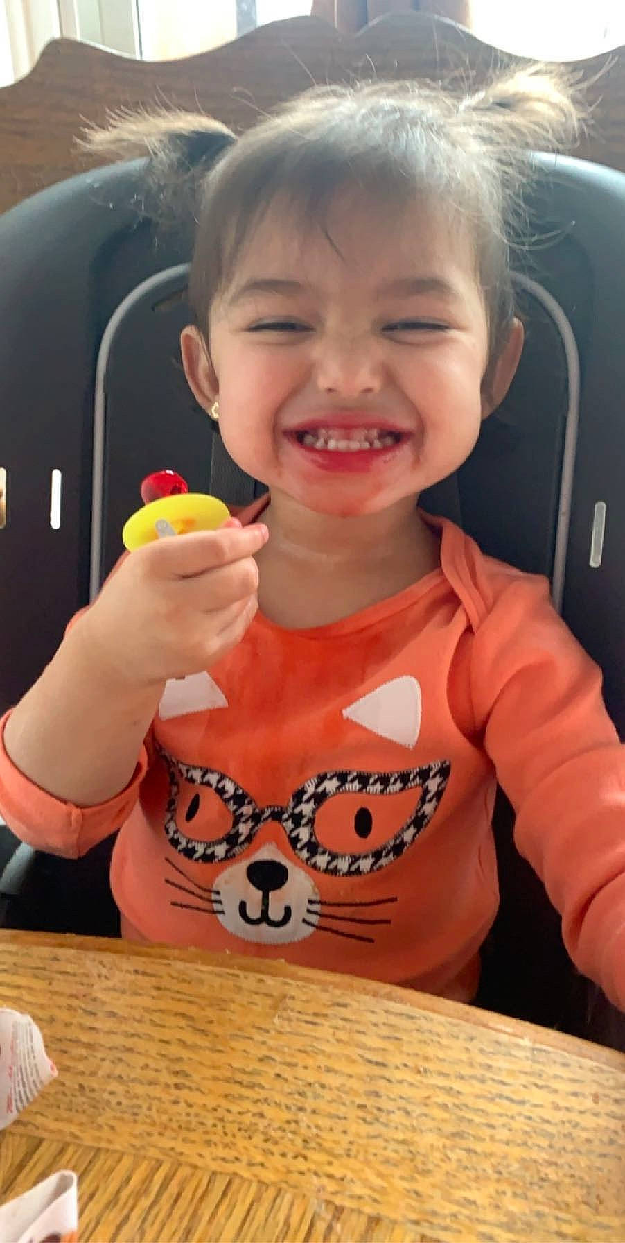 Annaëlle participe au concours pour gagner de l'argent avec cette photo : child, comfort_food, eating, facial_expression, finger, joy, person, play, smile, thumb, toddler