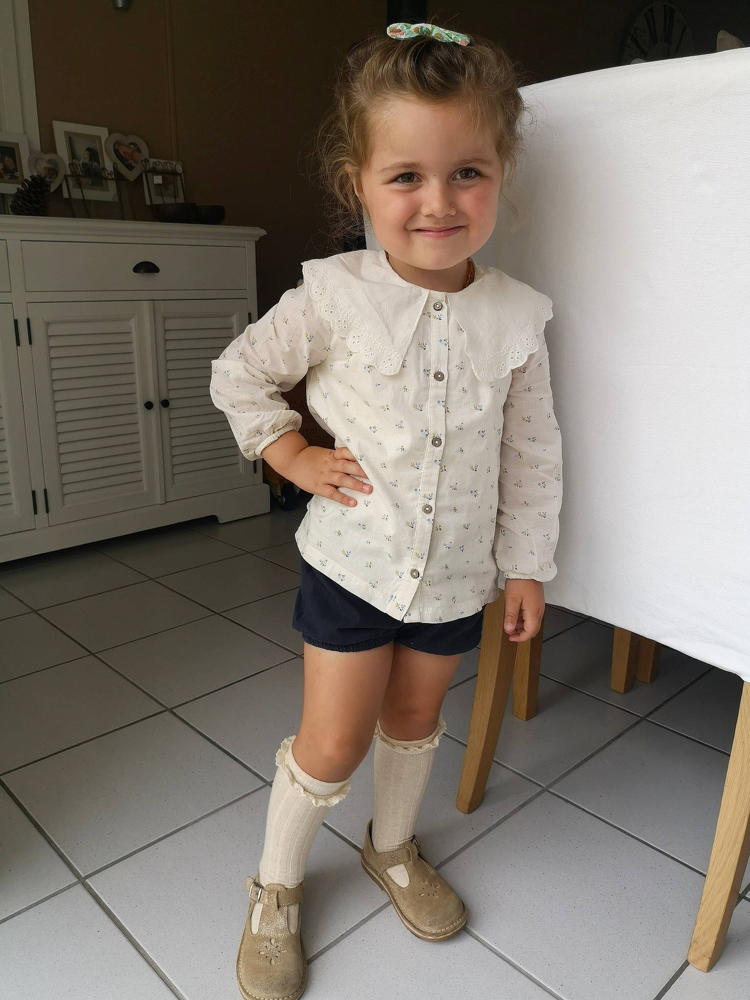 Clémence a rejoint le concours — aidez-le/la à gagner de superbes lots ! baby_toddler_clothing, cabinetry, eye, hair, head, human_body, joint, joy, knee, leg, person, photograph, skin, sleeve, smile, sock, standing, thigh, toddler, trunk