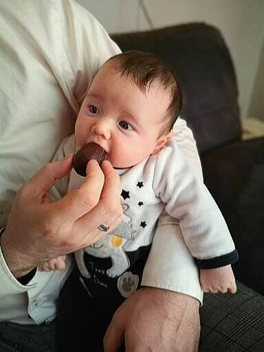 Martin participe au concours pour gagner de l'argent avec cette photo : baby, baby_toddler_clothing, cheek, child, comfort, elbow, eye, finger, gesture, happy, human_leg, knee, lap, nail, person, sitting, skin, sleeve, thigh, thumb