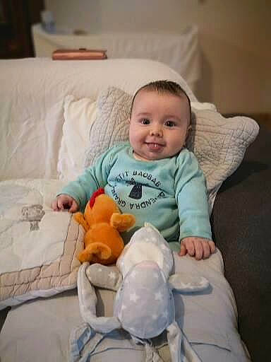 Martin a rejoint le concours — aidez-le/la à gagner de superbes lots ! baby, baby_toddler_clothing, cheek, child, comfort, couch, eye, flooring, fun, happy, joy, linens, person, product, room, sitting, skin, sleeve, smile, throw_pillow