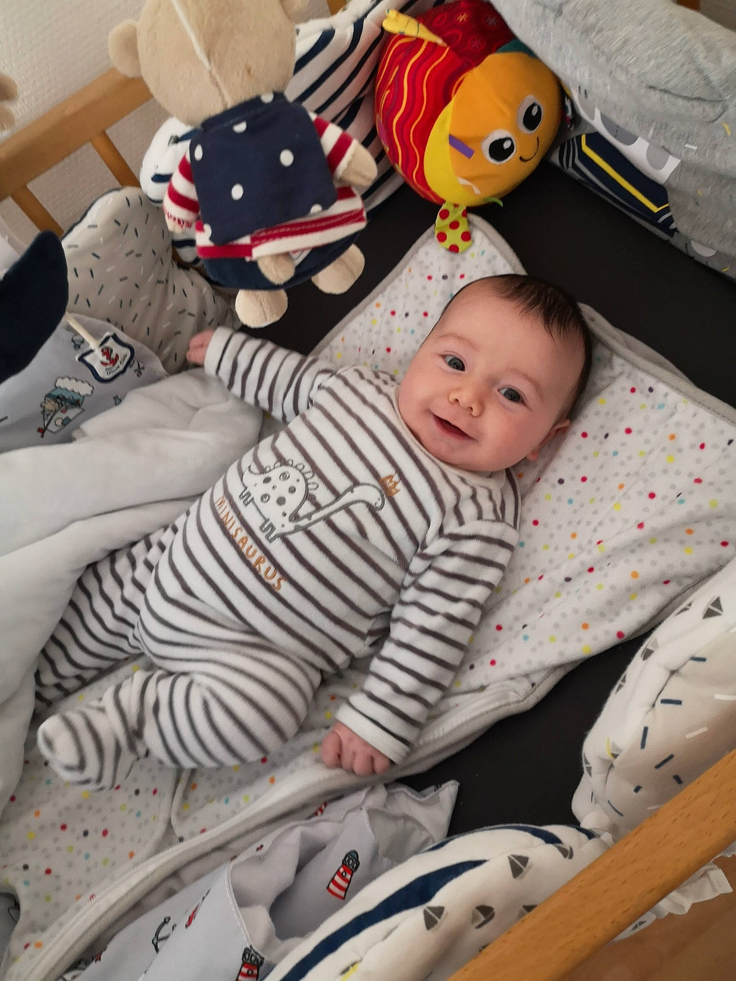 Martin a rejoint le concours — aidez-le/la à gagner de superbes lots ! baby, baby_products, baby_safety, baby_sleeping, baby_toddler_clothing, baby_toys, bedding, carmine, child, comfort, face, infant_bed, joy, linens, person, product, room, smile, stuffed_toy, textile