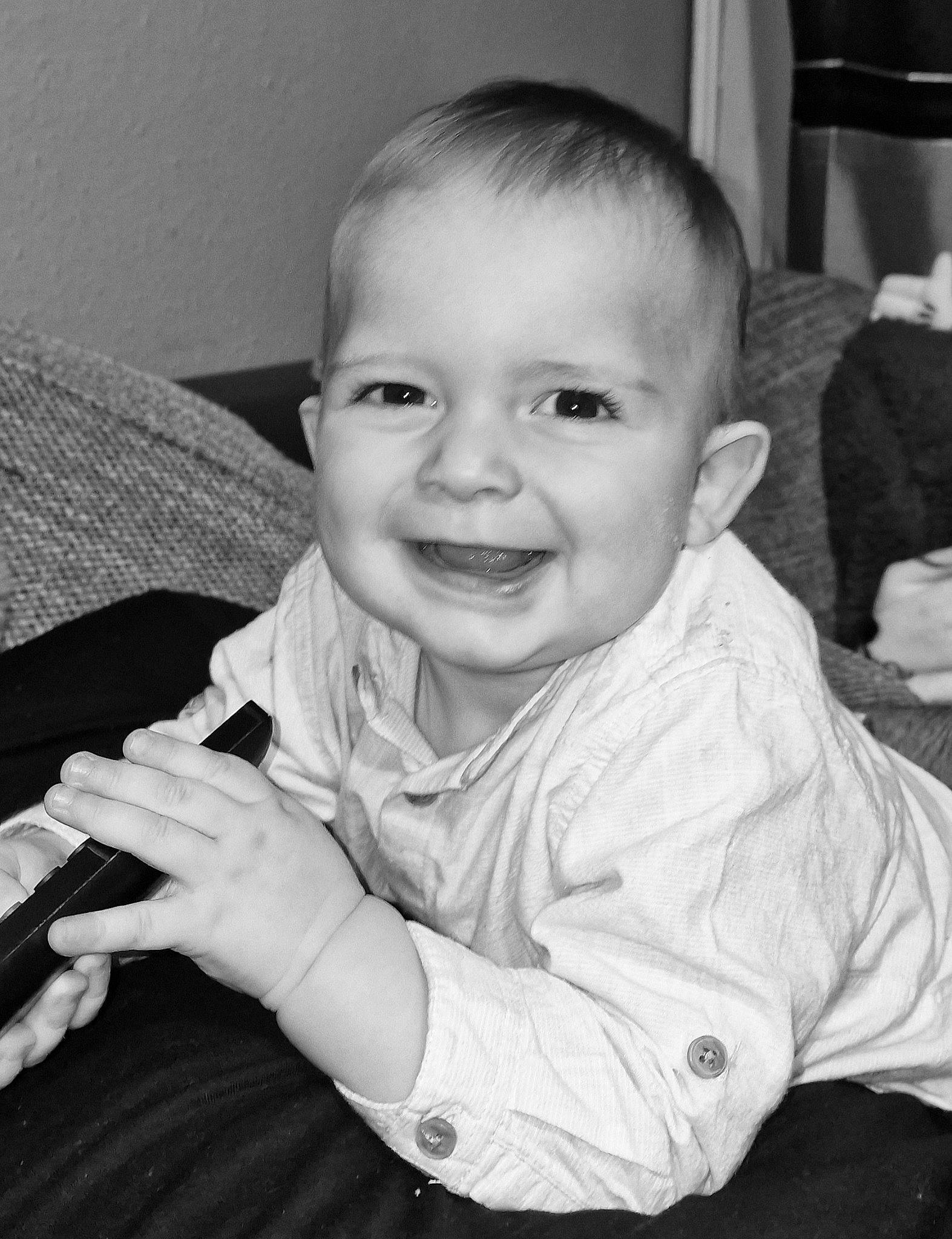 Lourenço participe au concours pour gagner de l'argent avec cette photo : baby, black_and_white, cheek, chin, eyebrow, flash_photography, fun, gesture, happy, iris, joy, monochrome, monochrome_photography, nose, organ, person, skin, sleeve, smile, standing