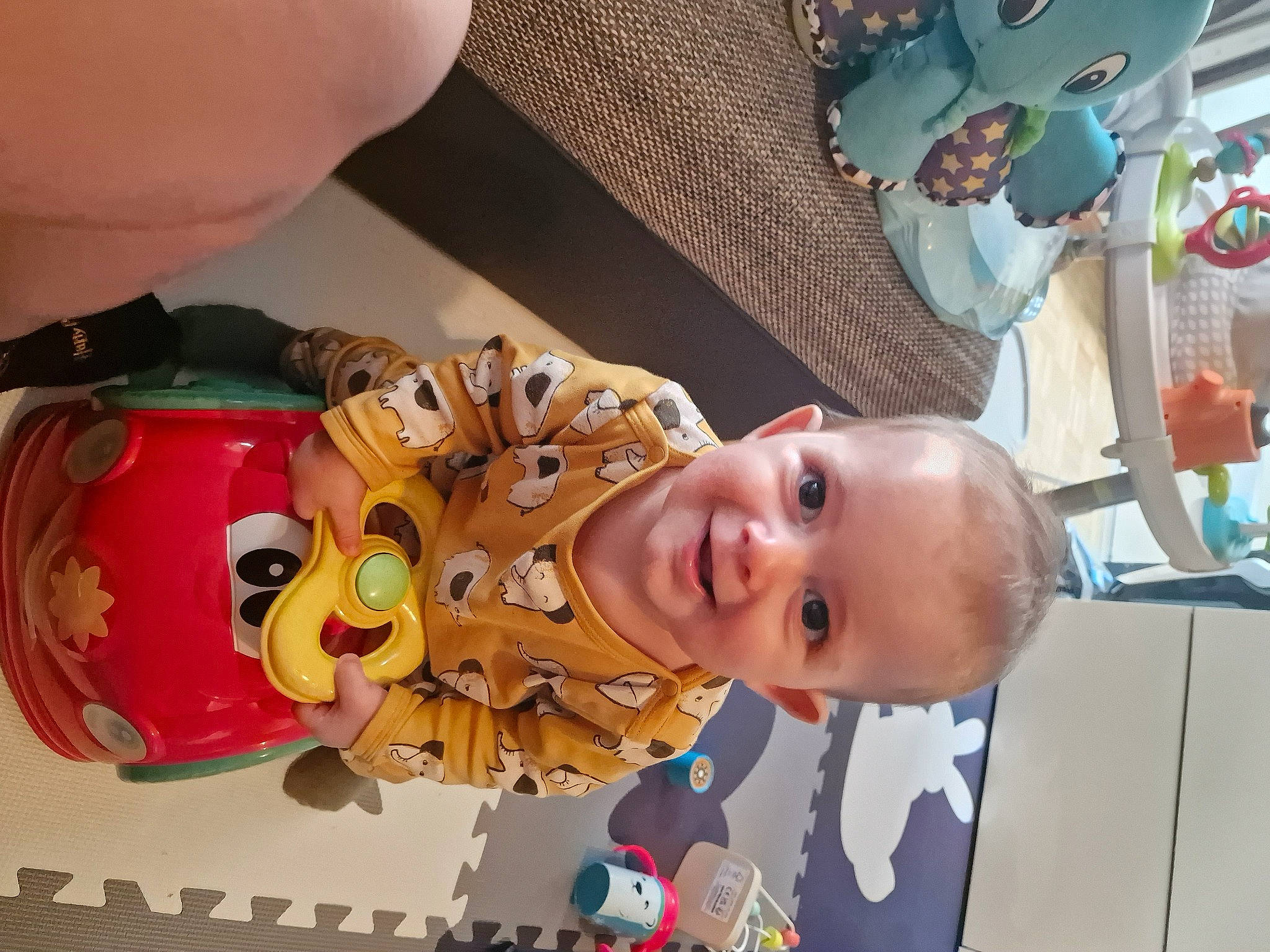 Lourenço participe au concours pour gagner de l'argent avec cette photo : baby, baby_products, carmine, cheek, child, eye, finger, fun, happy, hat, head, joy, mouth, nose, orange, organ, person, play, room, smile