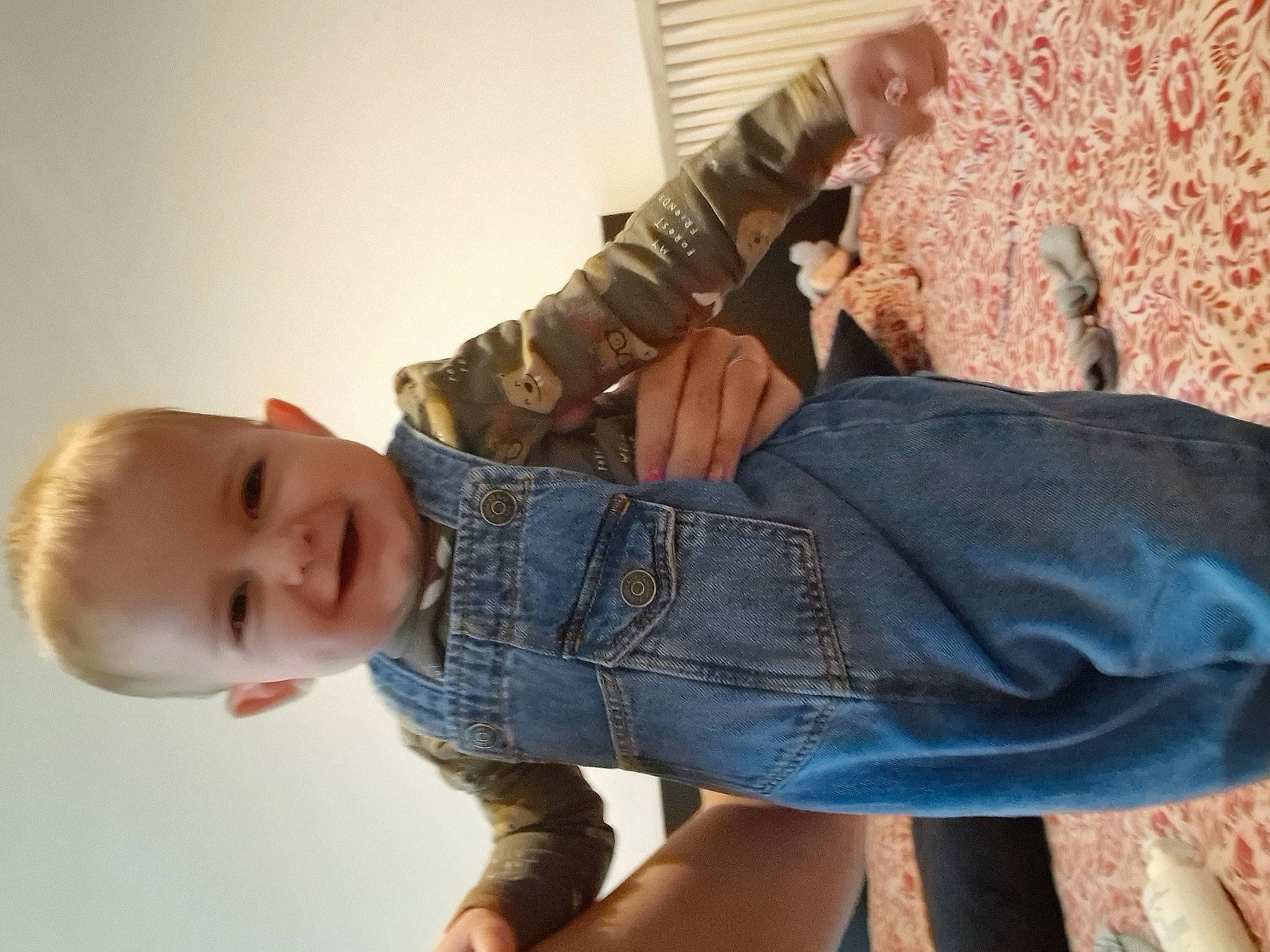 Lourenço a rejoint le concours — aidez-le/la à gagner de superbes lots ! baby_toddler_clothing, clothing, comfort, denim, finger, gesture, hand, happy, human_body, jeans, joint, joy, leg, person, shoulder, skin, sleeve, smile, textile, thigh