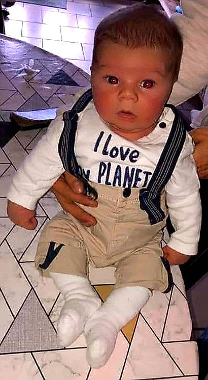 Naël a rejoint le concours — aidez-le/la à gagner de superbes lots ! baby, baby_toddler_clothing, chair, cheek, child, comfort, cool, flooring, fun, hairstyle, happy, outerwear, person, sitting, sleeve, t_shirt, thigh, thumb, toddler, umbrella