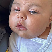 Hélia participe au concours pour gagner de l'argent avec cette photo : baby, babywear, child, closeup, cute, expression, face, head, human, indoor, infant, newborn, onesie, portrait, resting, skin, sleepy, soft_lighting, white_clothing, young