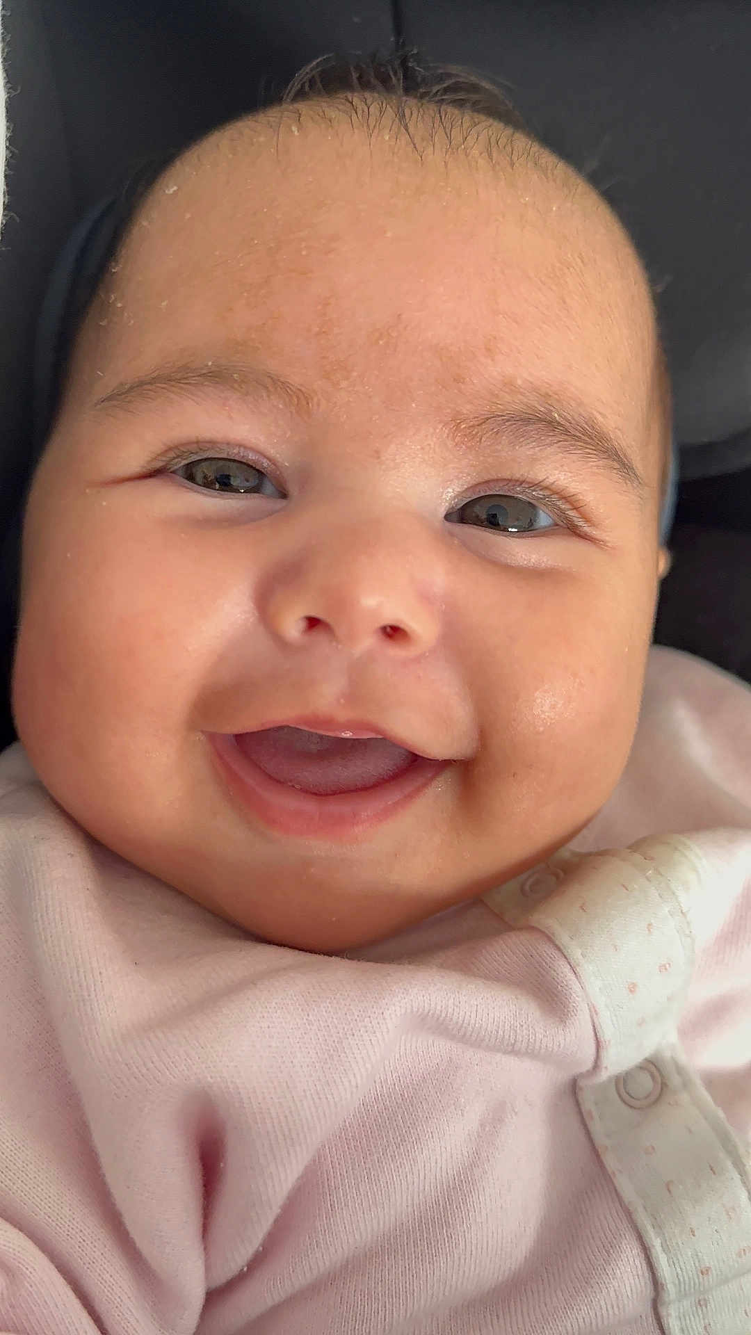 Hélia a rejoint le concours — aidez-le/la à gagner de superbes lots ! baby, cheeks, child, close_up, clothing, cute, expression, eyes, face, happy, human, infant, joy, mouth, newborn, pink, portrait, skin, smile, soft