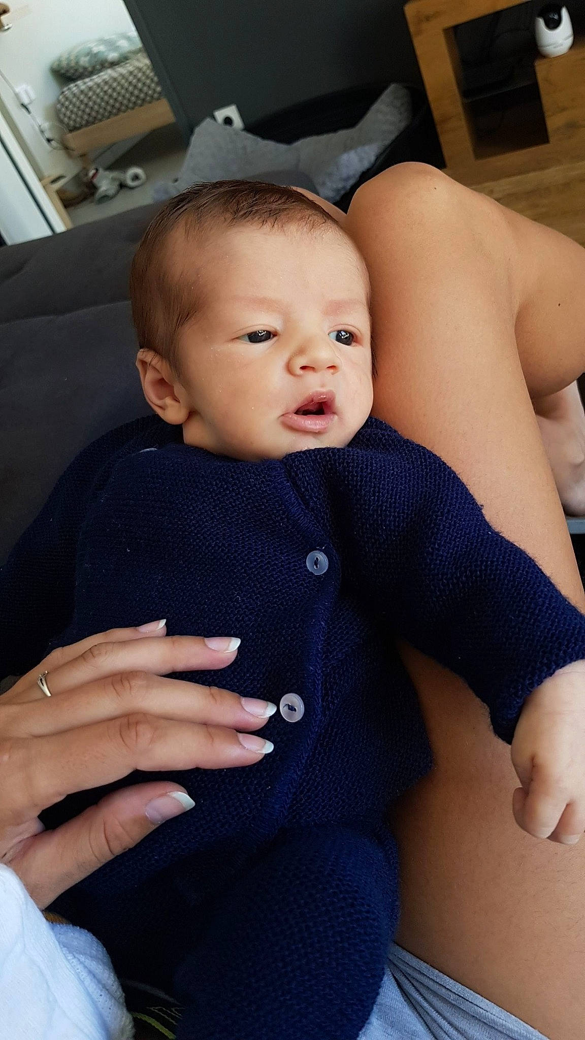 Elliott participe au concours pour gagner de l'argent avec cette photo : abdomen, baby, baby_toddler_clothing, cheek, chest, comfort, eye, finger, gesture, hand, head, human_body, iris, joint, lip, nail, person, skin, thumb, toddler