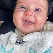 Nélya a rejoint le concours — aidez-le/la à gagner de superbes lots ! baby, blanket, blue_stars, car_seat, child, close_up, clothing, cozy, cute, expression, face, happy, infant, joyful, portrait, seat, smiling, soft, warm, young