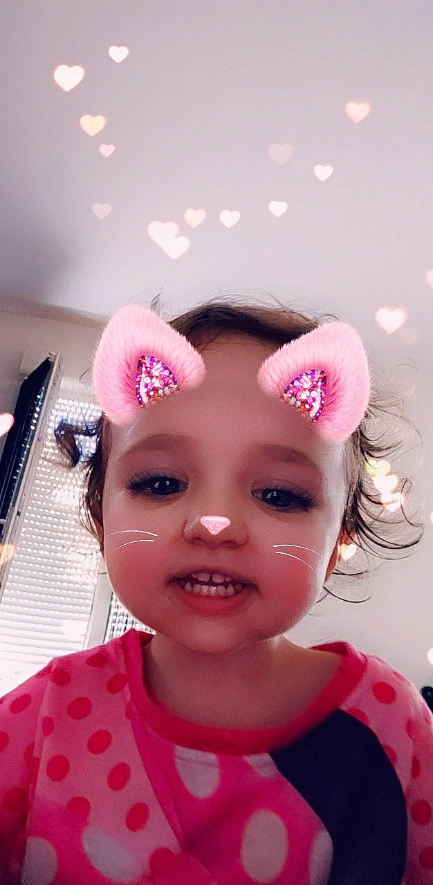 Selena a rejoint le concours — aidez-le/la à gagner de superbes lots ! cheek, child, ear, eye, eyebrow, eyelash, face, fashion_accessory, forehead, hair, hair_accessory, head, headgear, lip, material_property, nose, organ, person, pink, skin