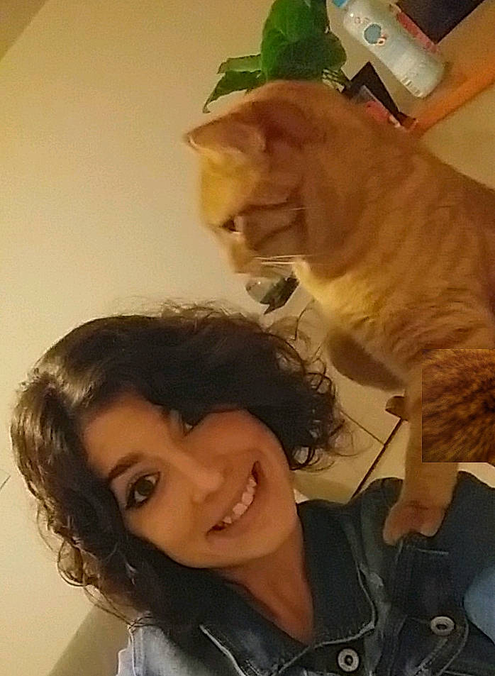 Jacko participe au concours pour gagner de l'argent avec cette photo : blond, carnivoran, cat, cat_like_mammal, ear, eye, face, forehead, girl, hair, head, human_hair_color, joy, kitten, mammal, mouth, nose, person, product, selfie