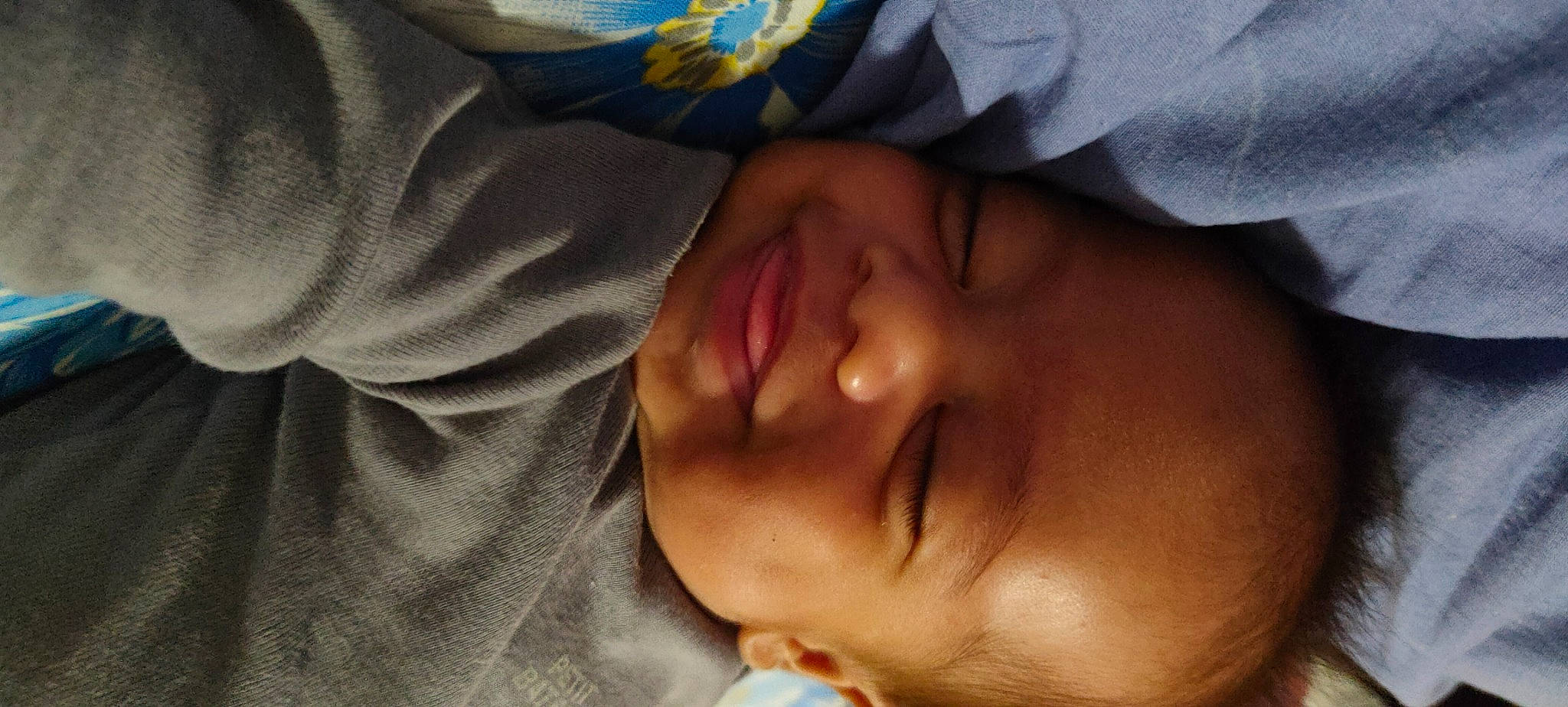 Elyas participe au concours pour gagner de l'argent avec cette photo : arm, cheek, chin, comfort, ear, eyebrow, eyelash, finger, forehead, gesture, hand, happy, iris, lip, mouth, neck, nose, person, skin, toddler