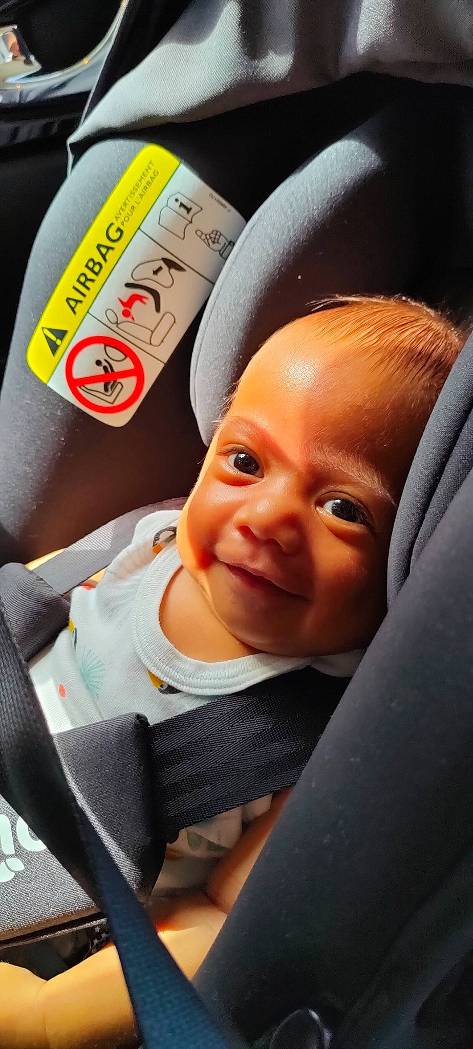 Elyas a rejoint le concours — aidez-le/la à gagner de superbes lots ! baby, baby_in_car_seat, baby_products, baby_toddler_clothing, car_seat, cheek, child, comfort, eyebrow, finger, happy, health_care, lip, mouth, nail, nose, person, skin, smile, thumb