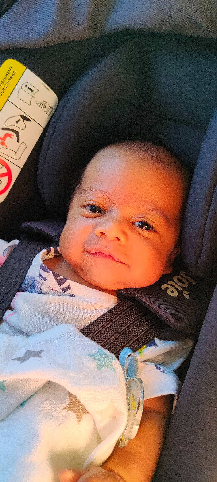 Elyas a rejoint le concours — aidez-le/la à gagner de superbes lots ! auto_part, baby, baby_carriage, baby_products, car_seat, carmine, cheek, child, comfort, eyebrow, fun, happy, hat, head_restraint, iris, person, product, seat_belt, skin, smile