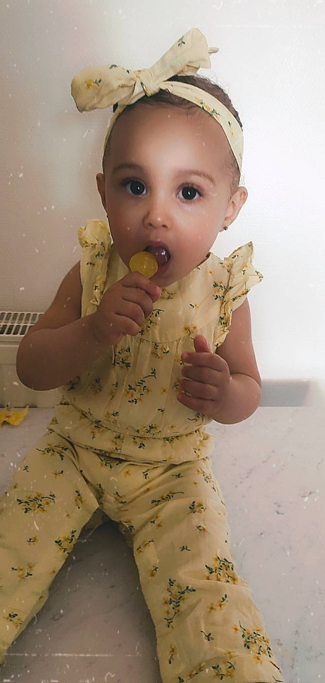 Shaïma participe au concours pour gagner de l'argent avec cette photo : baby, baby_toddler_clothing, cheek, child, eye, face, finger, gesture, happy, head, headpiece, jewellery, lip, nail, nose, person, skin, sleeve, standing, surprise