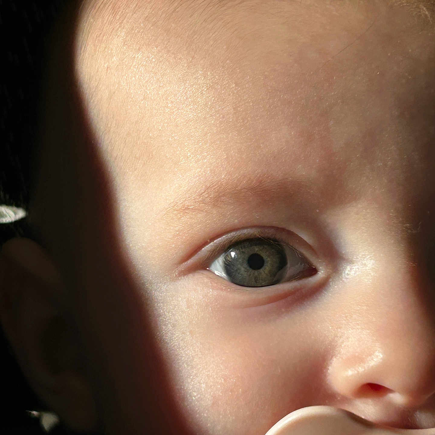 Zely participe au concours pour gagner de l'argent avec cette photo : baby, cheek, child, close_up, curious, eye, eyelashes, face, forehead, infant, iris, lighting, mouth, nostril, pacifier, portrait, pupil, shadow, skin, soft_texture