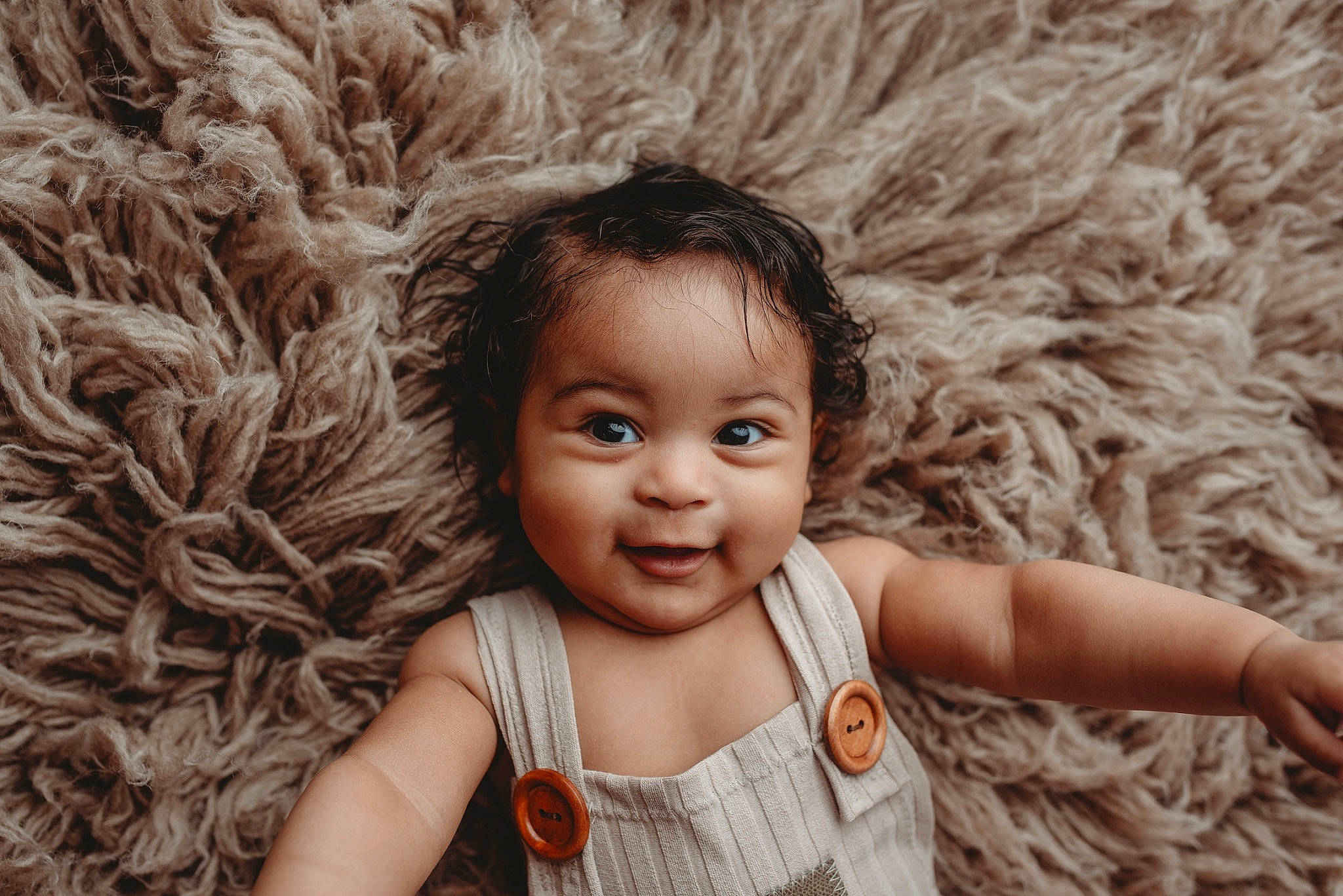 Emanuel is registered to the contest to win money with this photo: baby, brown_hair, child, eye, fawn, iris, person, smile, toddler, wool